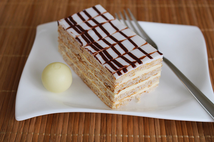 eszterhazyschnitte-cream-slice-dessert-39381